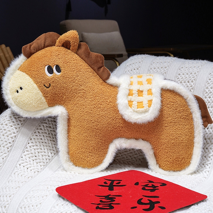 91家纺网 家纺一手货源 找家纺 （总）仟亿莱 2026新款马到成功毛绒玩偶抱枕