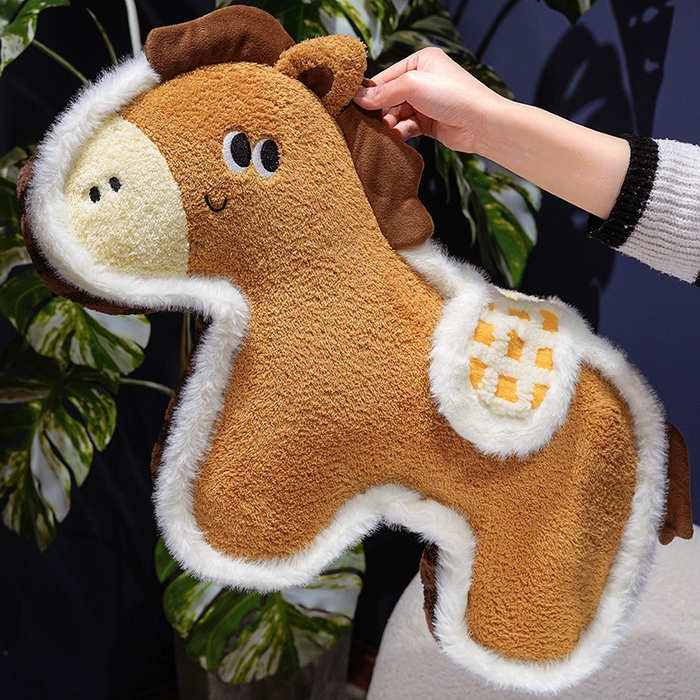 91家纺网 家纺一手货源 找家纺 （总）仟亿莱 2026新款马到成功毛绒玩偶抱枕