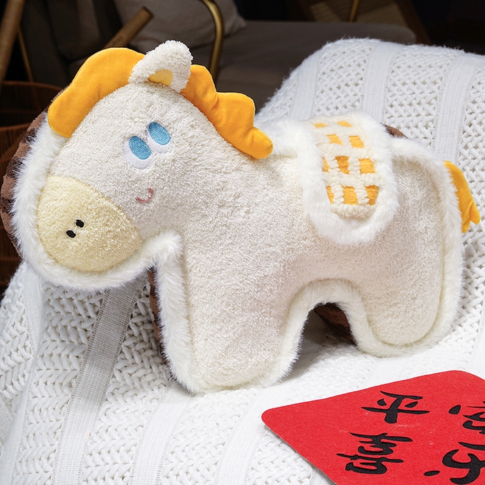 91家纺网 家纺一手货源 找家纺 （总）仟亿莱 2026新款马到成功毛绒玩偶抱枕