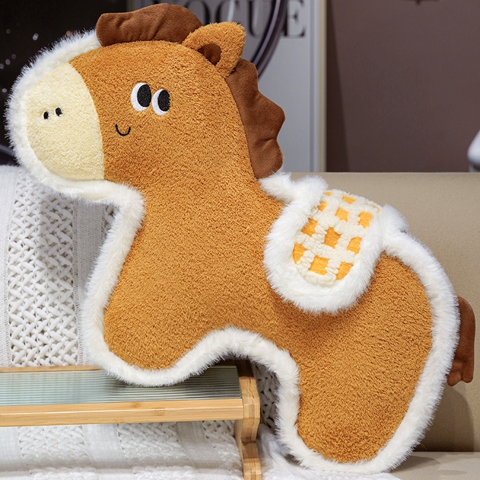 91家纺网 家纺一手货源 找家纺 仟亿莱 2026新款马到成功毛绒玩偶抱枕 棕色福马