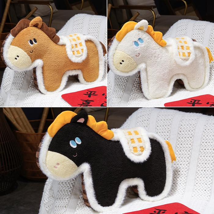 91家纺网 家纺一手货源 找家纺 仟亿莱 2026新款马到成功毛绒玩偶抱枕 黑色福马