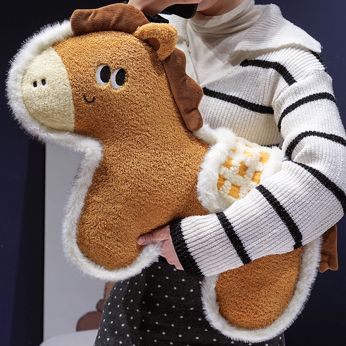 91家纺网 家纺一手货源 找家纺 仟亿莱 2026新款马到成功毛绒玩偶抱枕 棕色福马