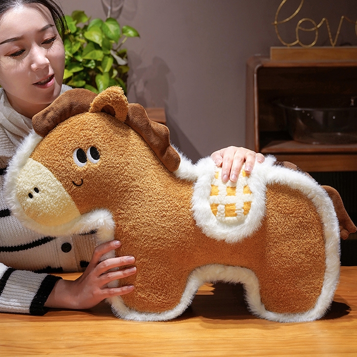 91家纺网 家纺一手货源 找家纺 仟亿莱 2026新款马到成功毛绒玩偶抱枕 棕色福马