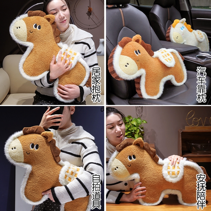 91家纺网 家纺一手货源 找家纺 仟亿莱 2026新款马到成功毛绒玩偶抱枕 棕色福马