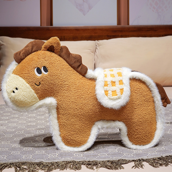 91家纺网 家纺一手货源 找家纺 仟亿莱 2026新款马到成功毛绒玩偶抱枕 棕色福马