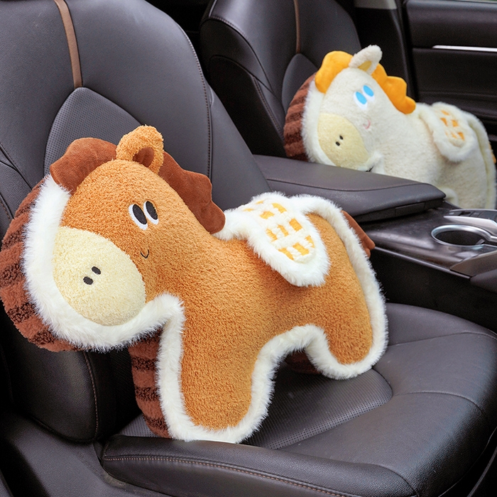 91家纺网 家纺一手货源 找家纺 仟亿莱 2026新款马到成功毛绒玩偶抱枕 白色福马