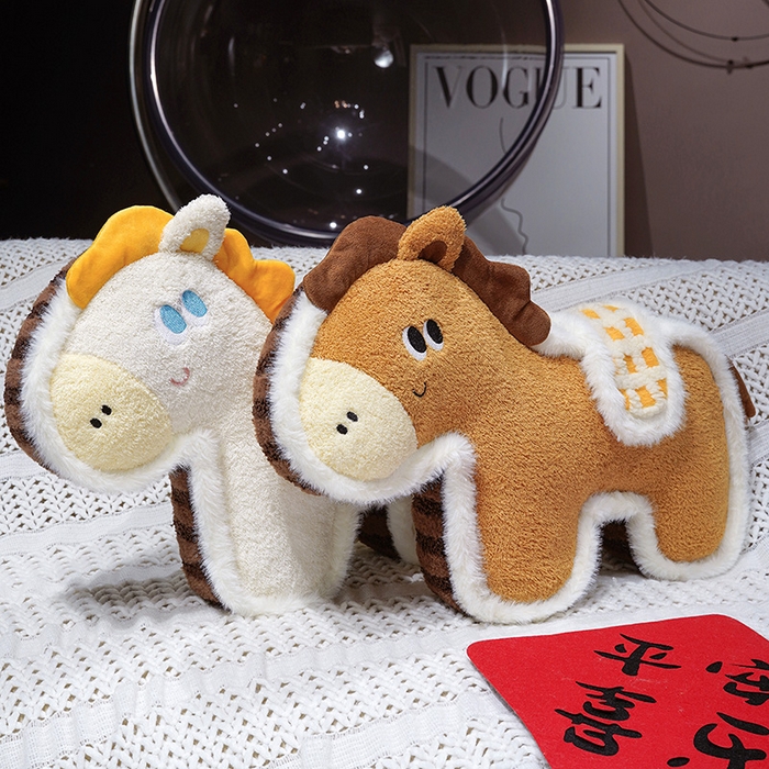 91家纺网 家纺一手货源 找家纺 仟亿莱 2026新款马到成功毛绒玩偶抱枕 白色福马