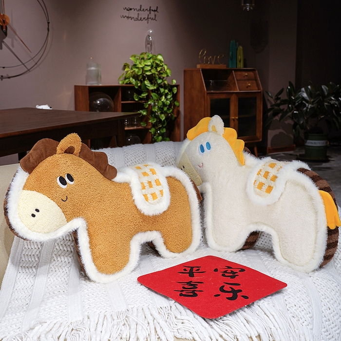 91家纺网 家纺一手货源 找家纺 仟亿莱 2026新款马到成功毛绒玩偶抱枕 白色福马