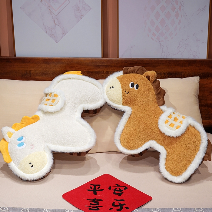 91家纺网 家纺一手货源 找家纺 仟亿莱 2026新款马到成功毛绒玩偶抱枕 白色福马