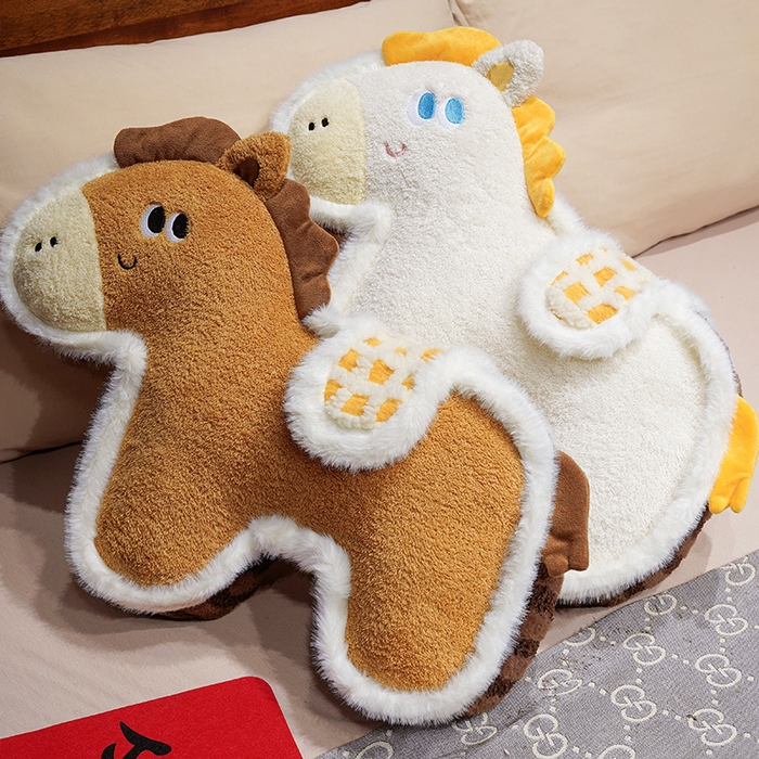 91家纺网 家纺一手货源 找家纺 仟亿莱 2026新款马到成功毛绒玩偶抱枕 白色福马