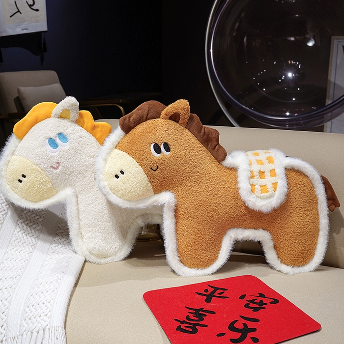 91家纺网 家纺一手货源 找家纺 仟亿莱 2026新款马到成功毛绒玩偶抱枕 白色福马