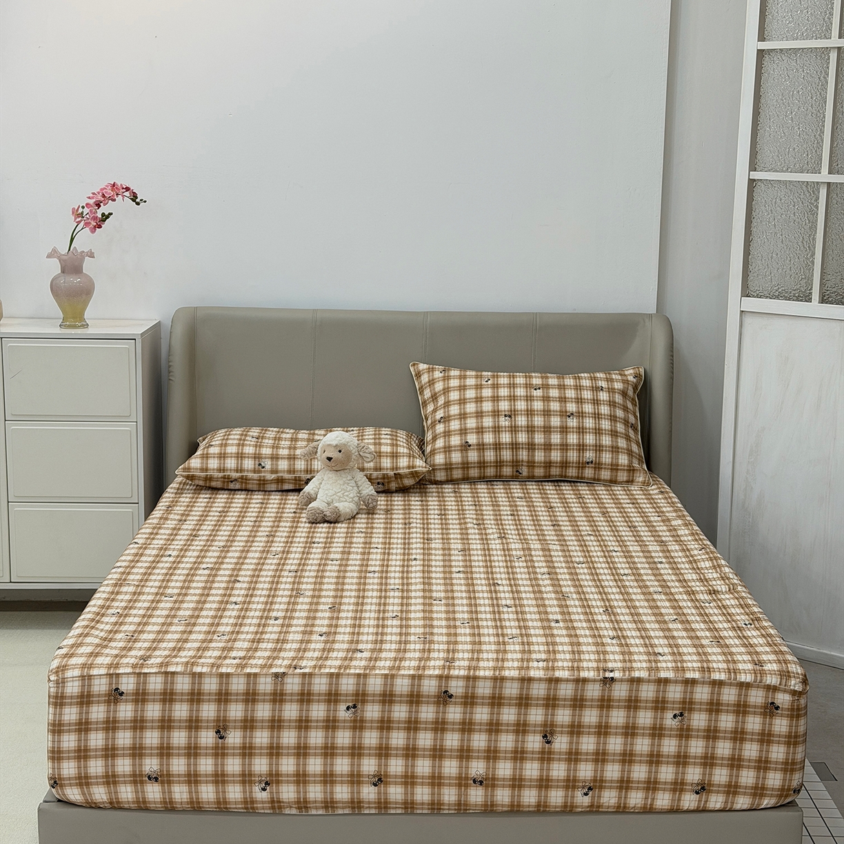 91家纺网 家纺一手货源 找家纺 佰织鑫家居 2026新款全棉夹棉绗缝床笠三件套四件套（会员-5） 格子樱桃