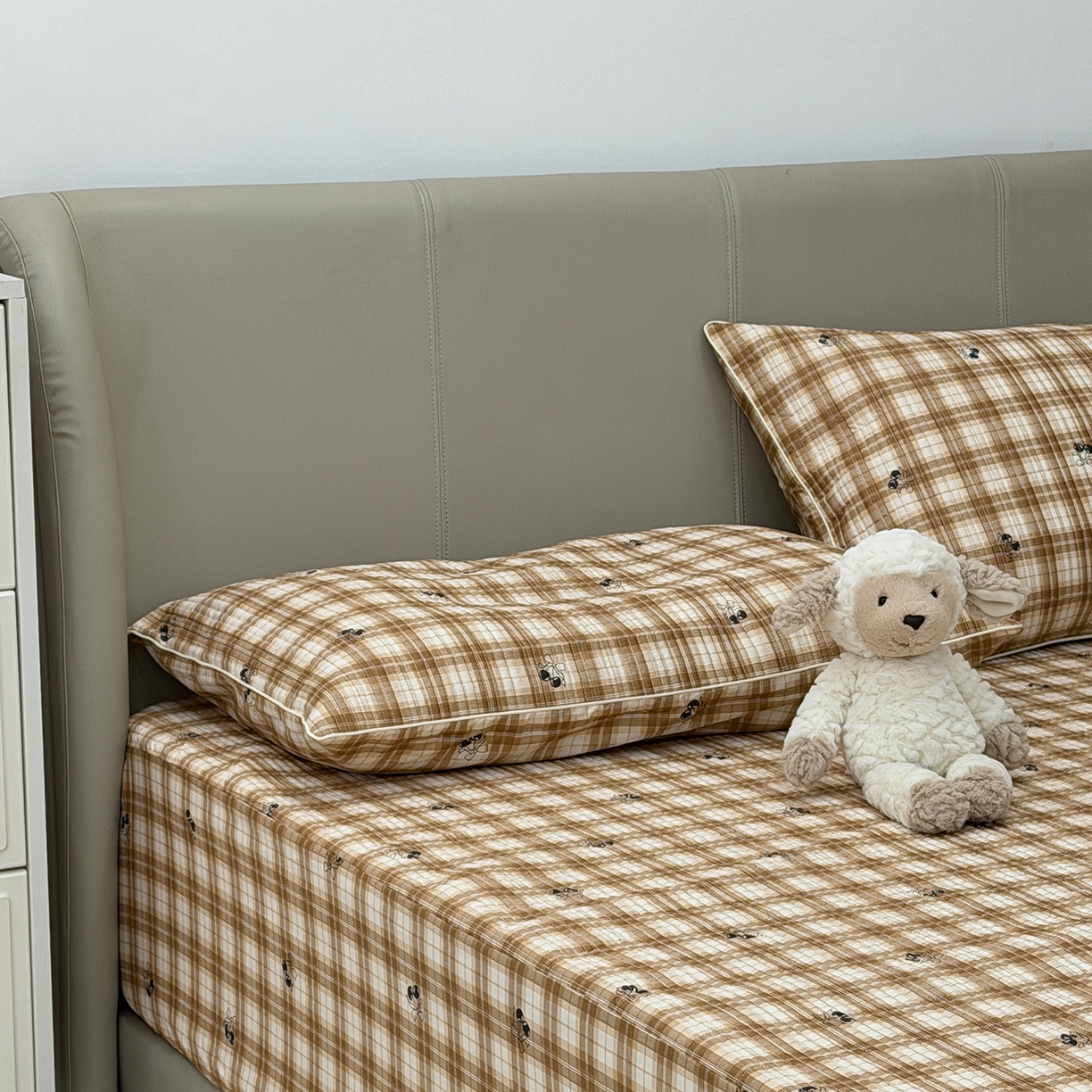 91家纺网 家纺一手货源 找家纺 佰织鑫家居 2026新款全棉夹棉绗缝床笠三件套四件套（会员-5） 格子樱桃