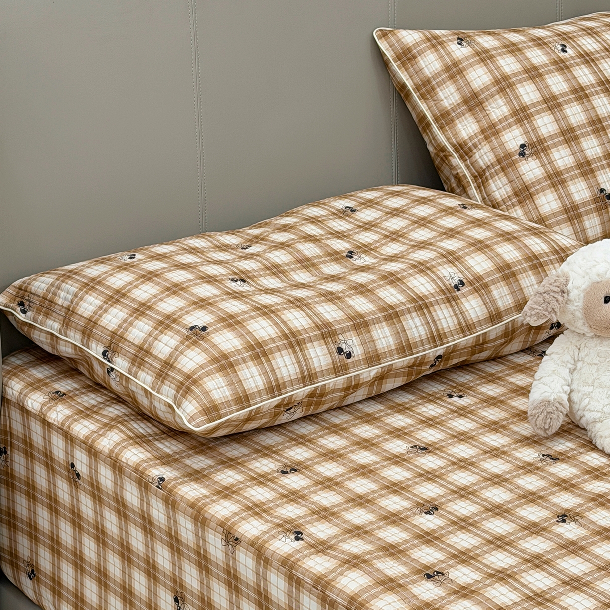 91家纺网 家纺一手货源 找家纺 佰织鑫家居 2026新款全棉夹棉绗缝床笠三件套四件套（会员-5） 格子樱桃