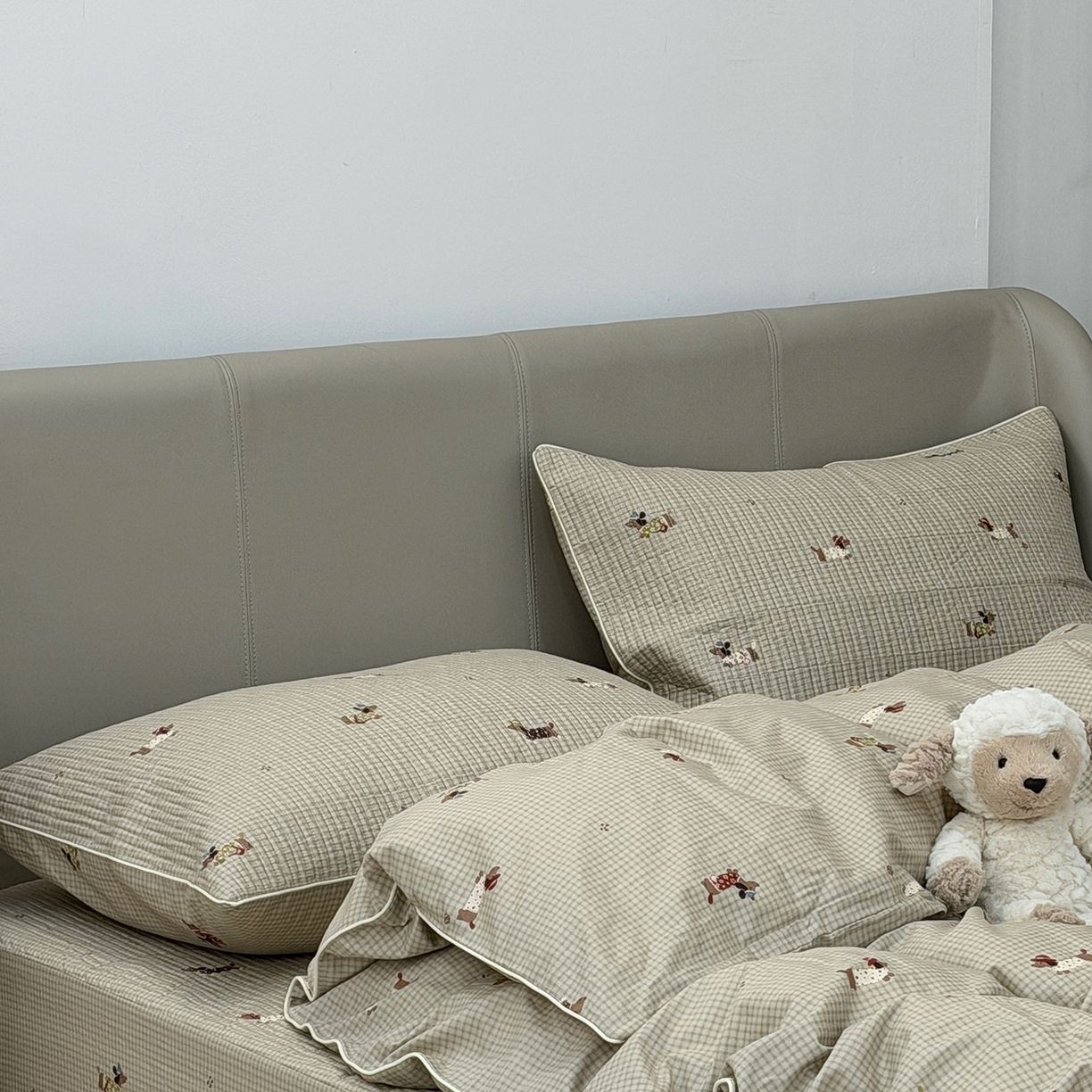 91家纺网 家纺一手货源 找家纺 佰织鑫家居 2026新款全棉夹棉绗缝床笠三件套四件套（会员-5） 萌犬