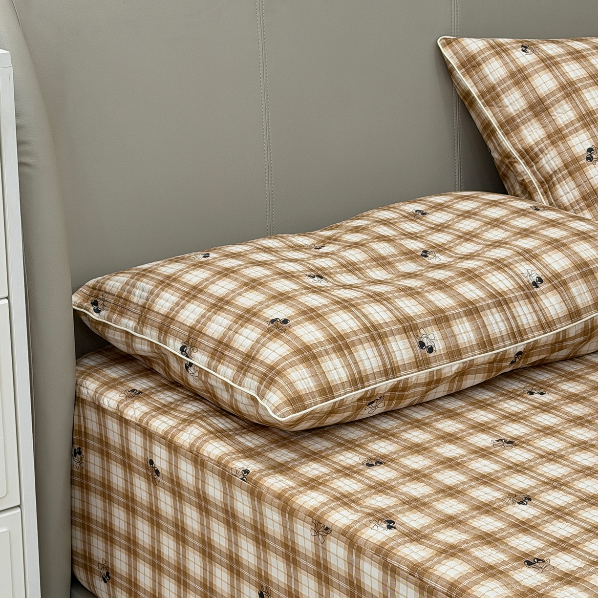 91家纺网 家纺一手货源 找家纺 佰织鑫家居 2026新款全棉夹棉绗缝床笠三件套四件套（会员-5） 格子樱桃