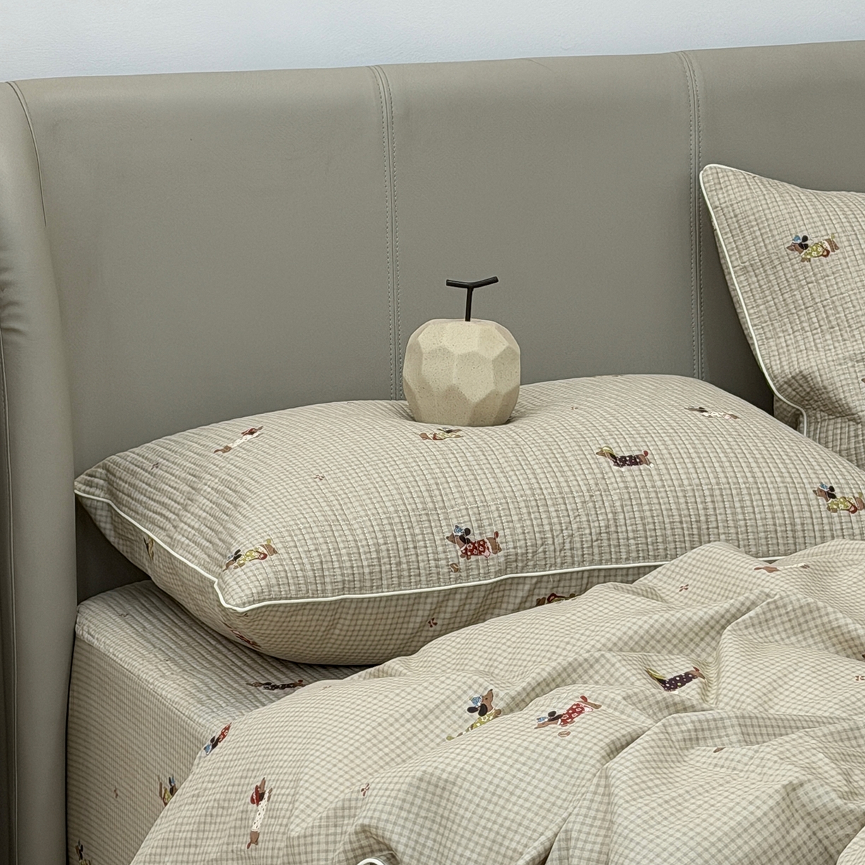 91家纺网 家纺一手货源 找家纺 佰织鑫家居 2026新款全棉夹棉绗缝床笠三件套四件套（会员-5） 萌犬