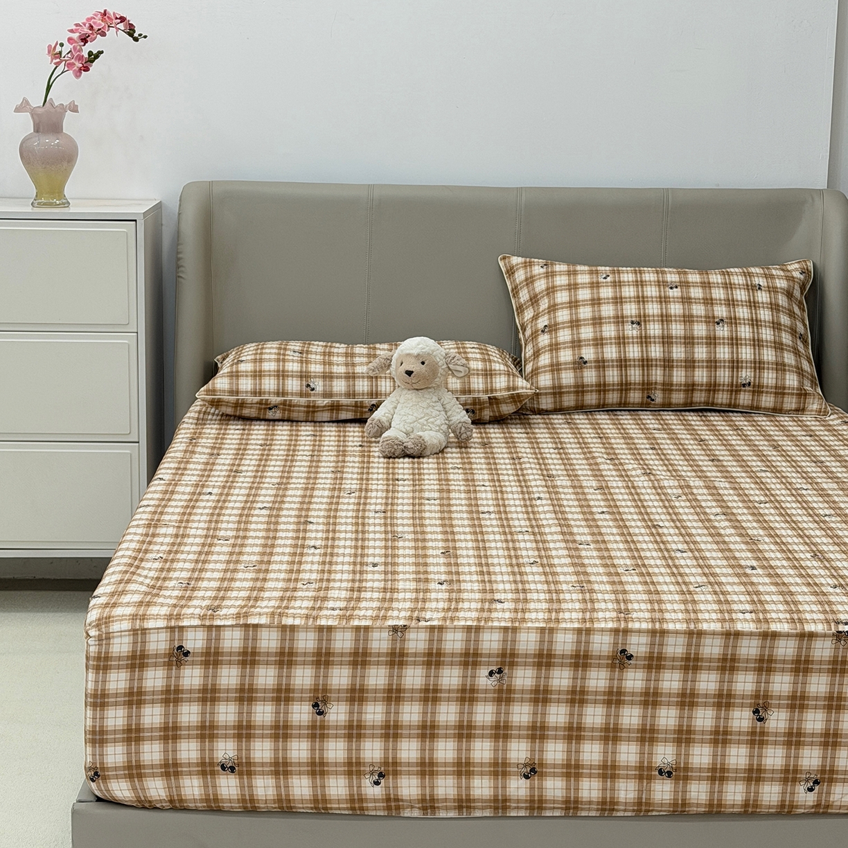 91家纺网 家纺一手货源 找家纺 佰织鑫家居 2026新款全棉夹棉绗缝床笠三件套四件套（会员-5） 格子樱桃