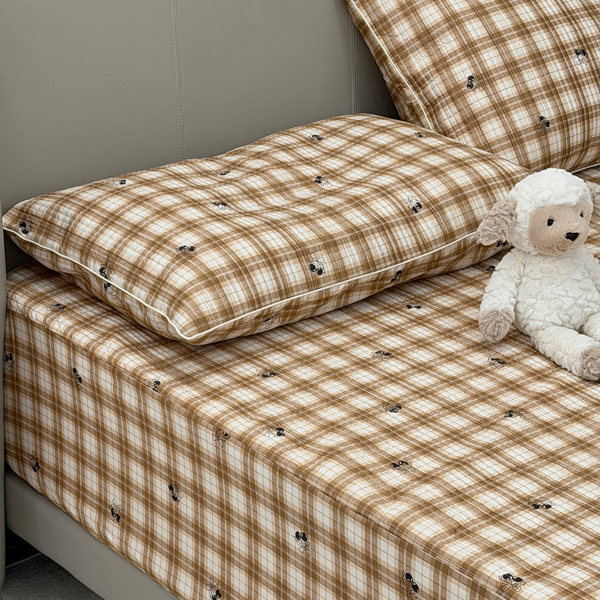 91家纺网 家纺一手货源 找家纺 佰织鑫家居 2026新款全棉夹棉绗缝床笠三件套四件套（会员-5） 格子樱桃