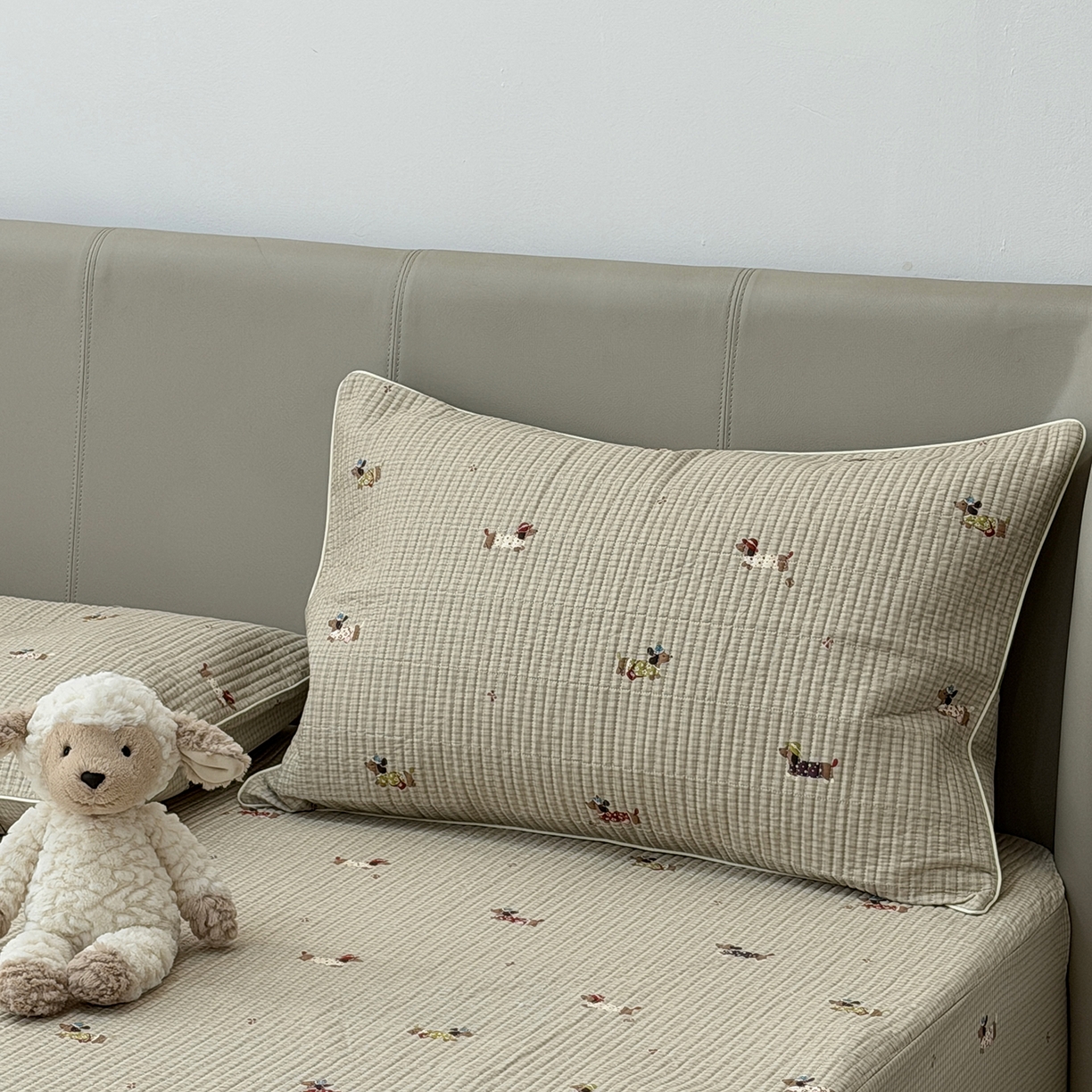 91家纺网 家纺一手货源 找家纺 佰织鑫家居 2026新款全棉夹棉绗缝床笠三件套四件套（会员-5） 萌犬