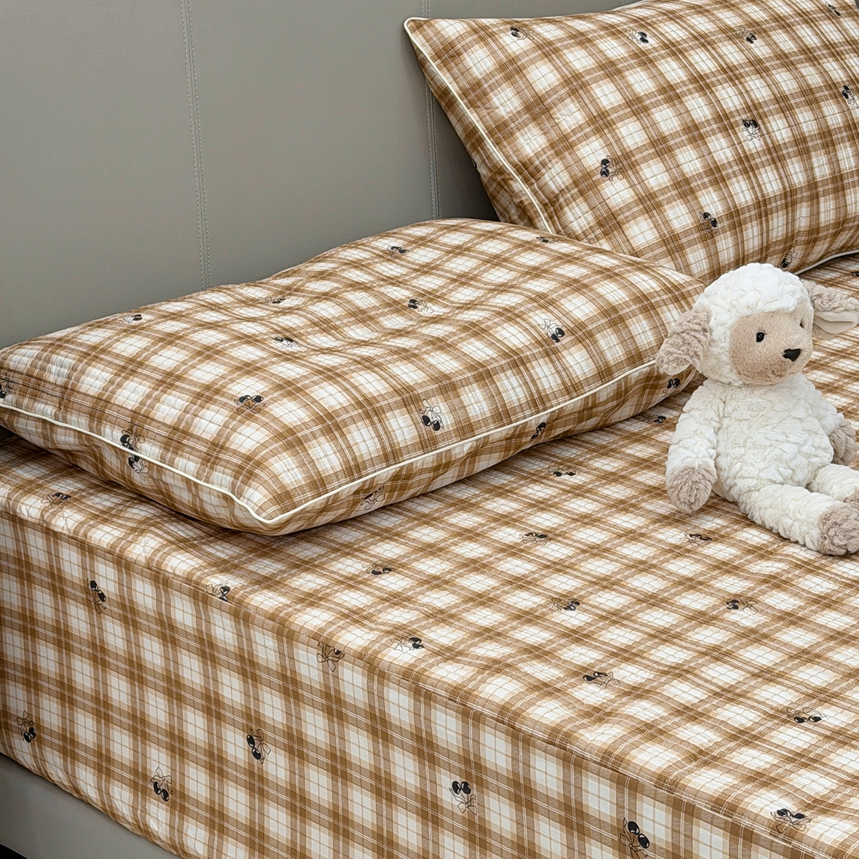 91家纺网 家纺一手货源 找家纺 佰织鑫家居 2026新款全棉夹棉绗缝床笠三件套四件套（会员-5） 格子樱桃