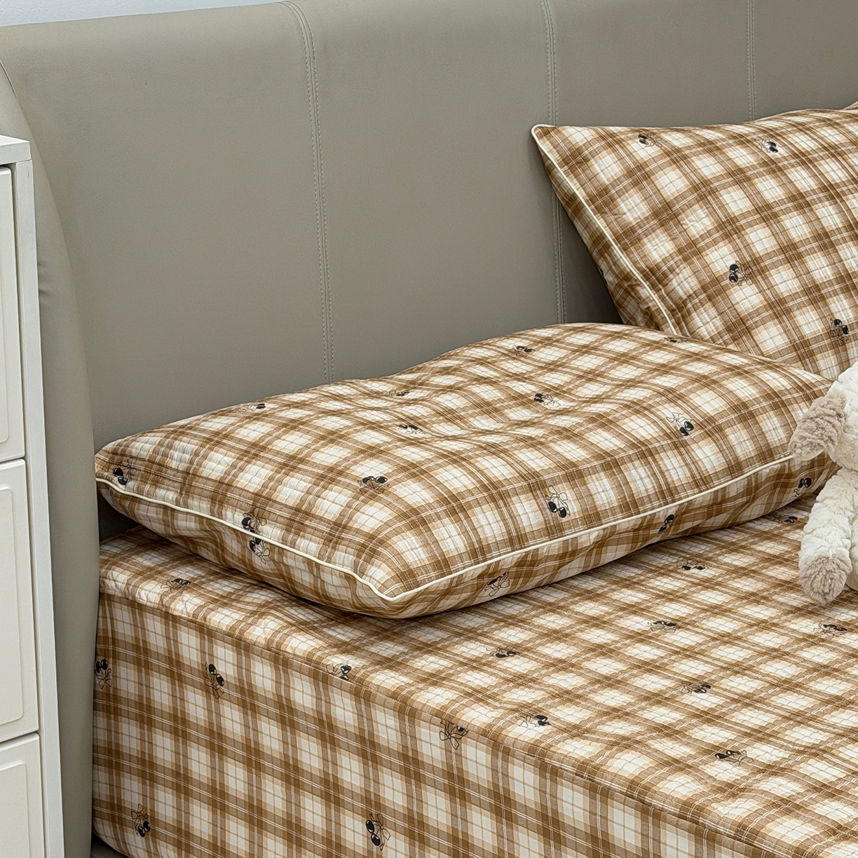 91家纺网 家纺一手货源 找家纺 佰织鑫家居 2026新款全棉夹棉绗缝床笠三件套四件套（会员-5） 格子樱桃