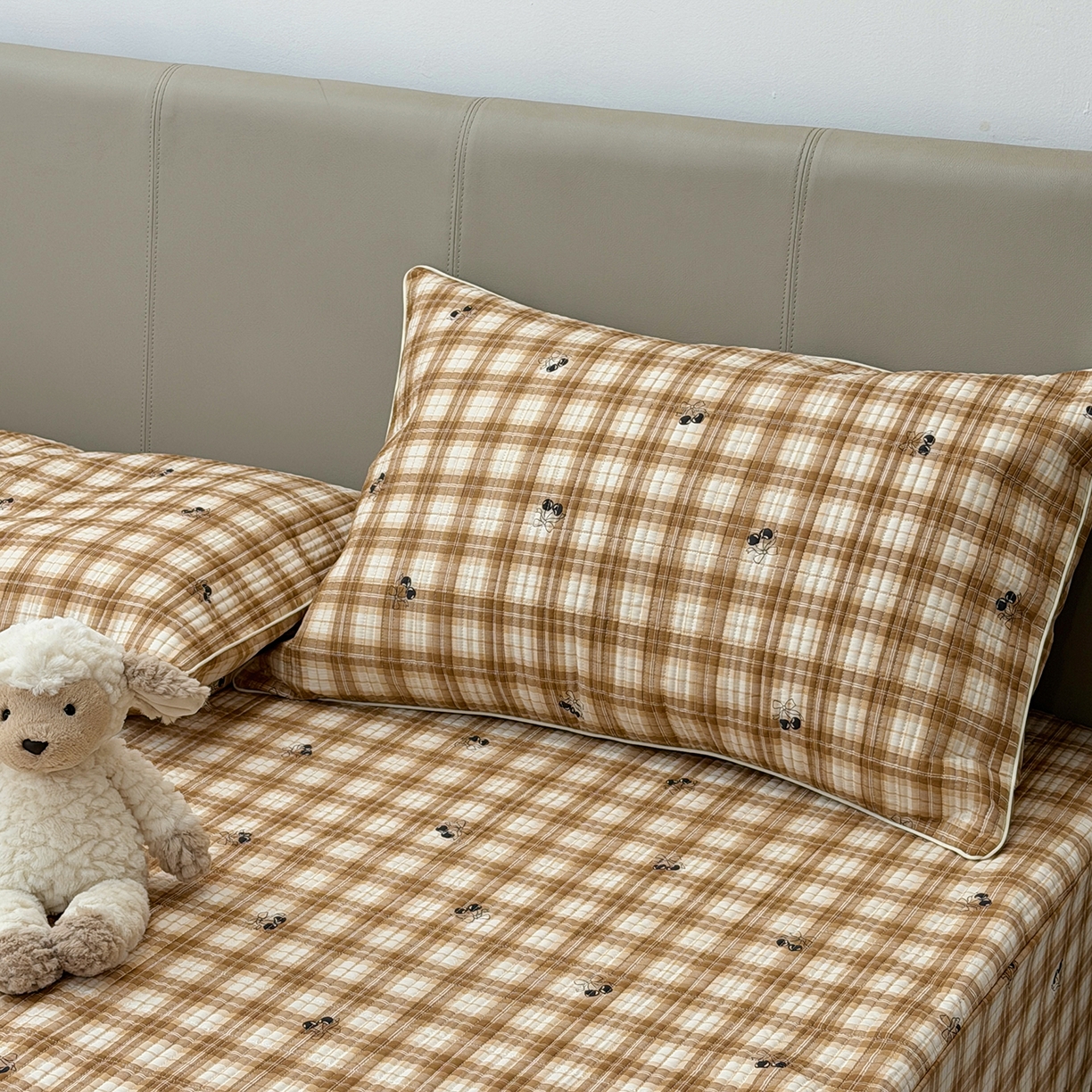 91家纺网 家纺一手货源 找家纺 佰织鑫家居 2026新款全棉夹棉绗缝床笠三件套四件套（会员-5） 格子樱桃