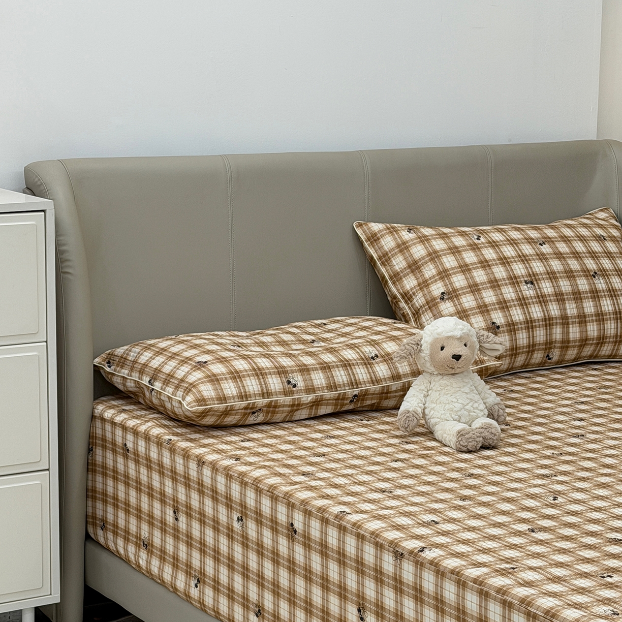 91家纺网 家纺一手货源 找家纺 佰织鑫家居 2026新款全棉夹棉绗缝床笠三件套四件套（会员-5） 格子樱桃