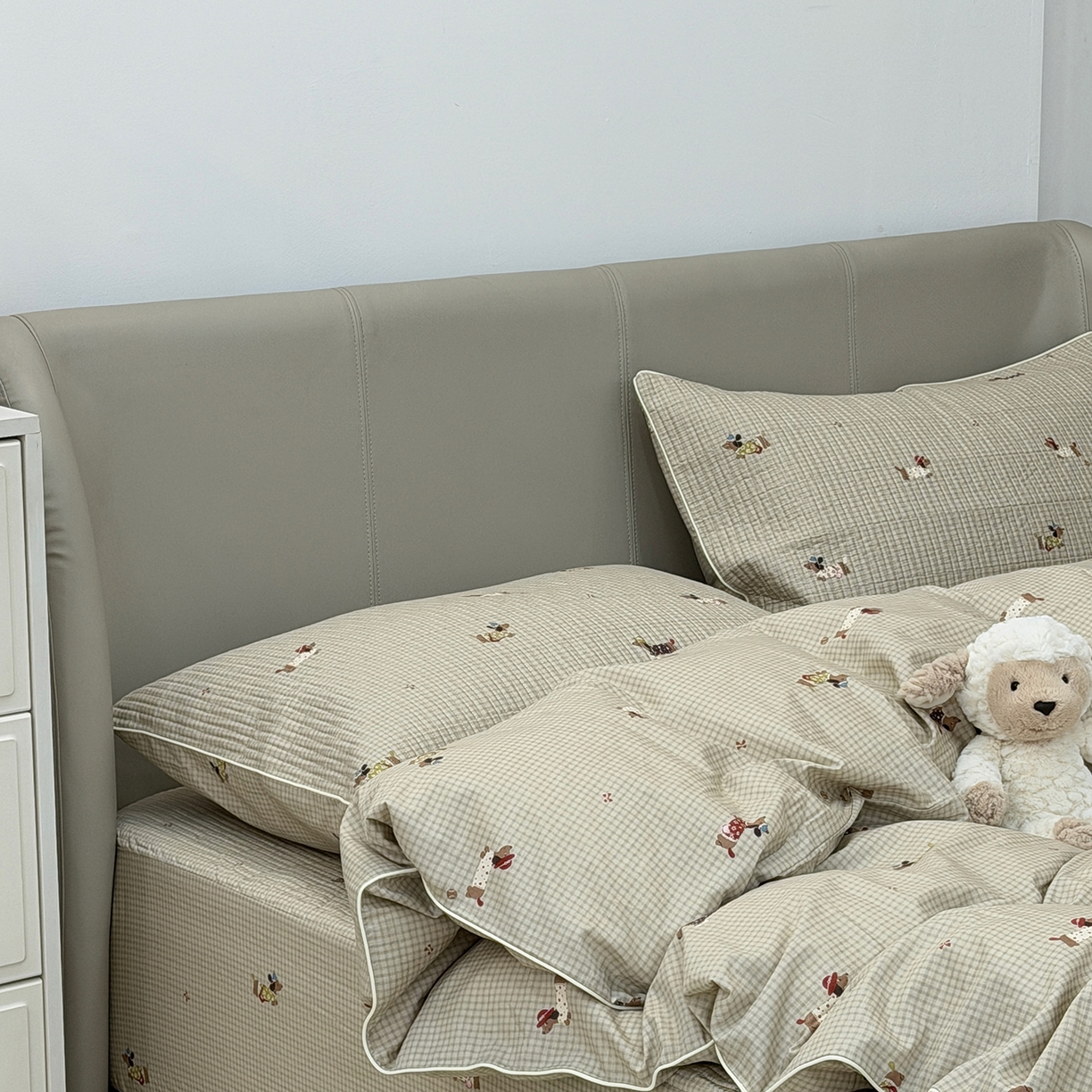 91家纺网 家纺一手货源 找家纺 佰织鑫家居 2026新款全棉夹棉绗缝床笠三件套四件套（会员-5） 萌犬