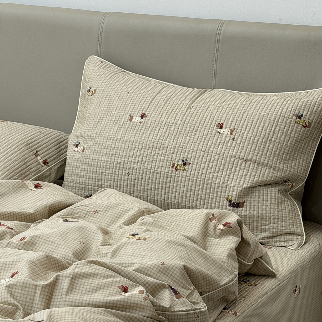 91家纺网 家纺一手货源 找家纺 佰织鑫家居 2026新款全棉夹棉绗缝床笠三件套四件套（会员-5） 萌犬