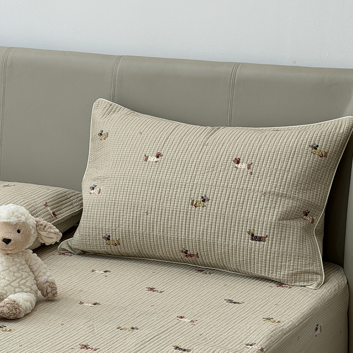 91家纺网 家纺一手货源 找家纺 佰织鑫家居 2026新款全棉夹棉绗缝床笠三件套四件套（会员-5） 萌犬