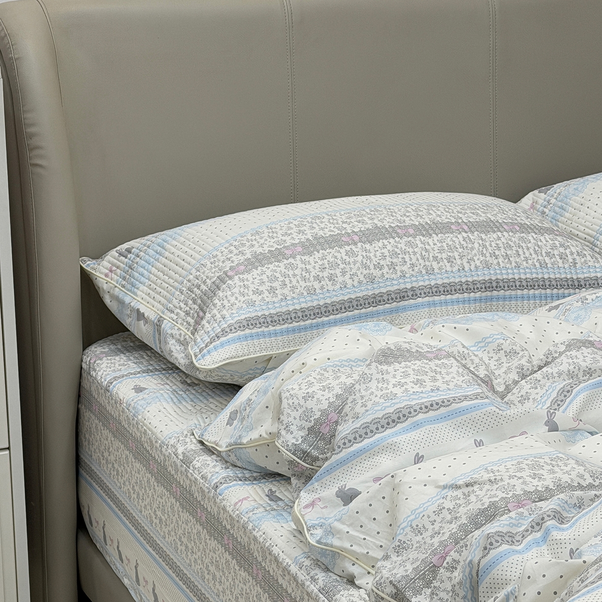 91家纺网 家纺一手货源 找家纺 佰织鑫家居 2026新款全棉夹棉绗缝床笠三件套四件套（会员-5） 竖条小兔