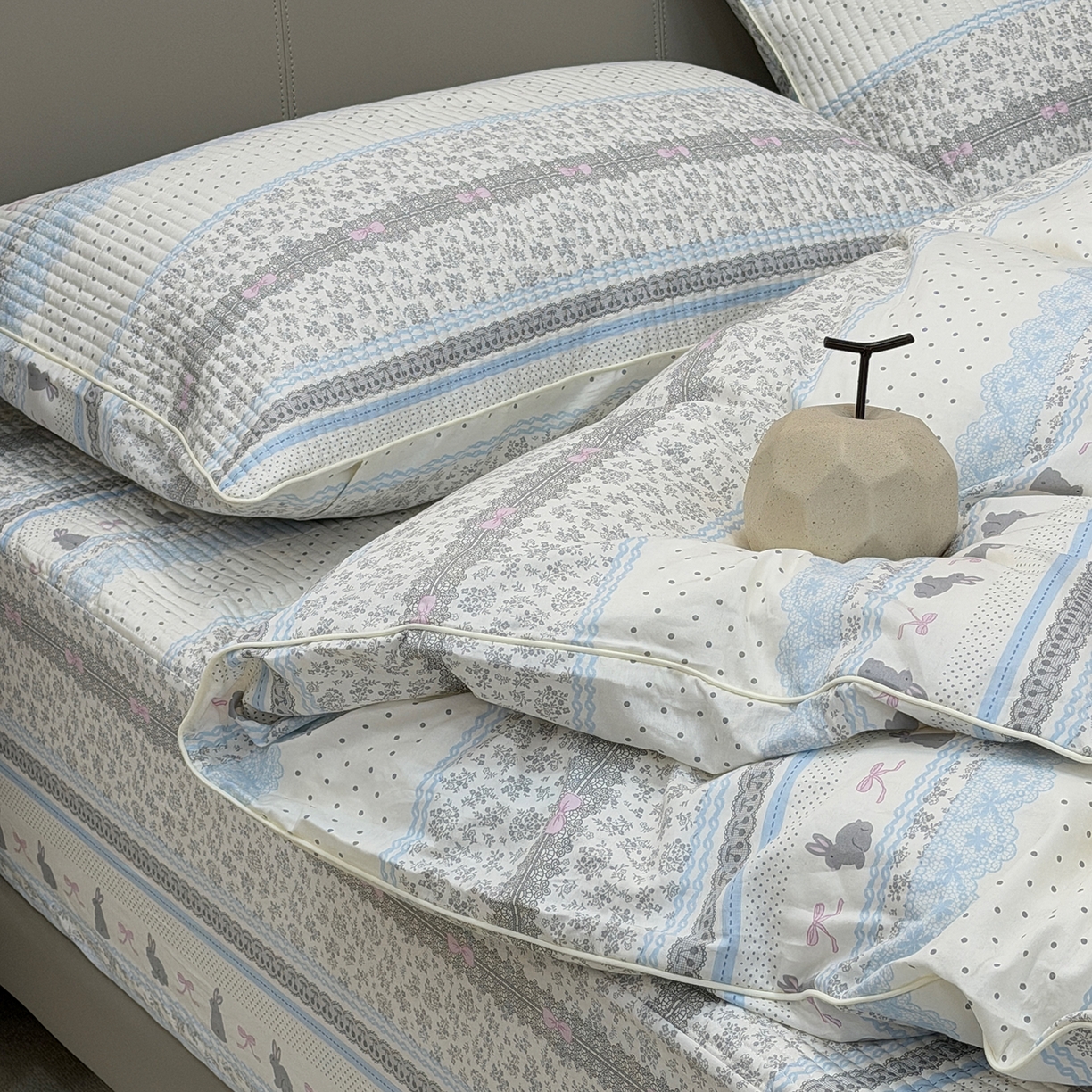 91家纺网 家纺一手货源 找家纺 佰织鑫家居 2026新款全棉夹棉绗缝床笠三件套四件套（会员-5） 竖条小兔