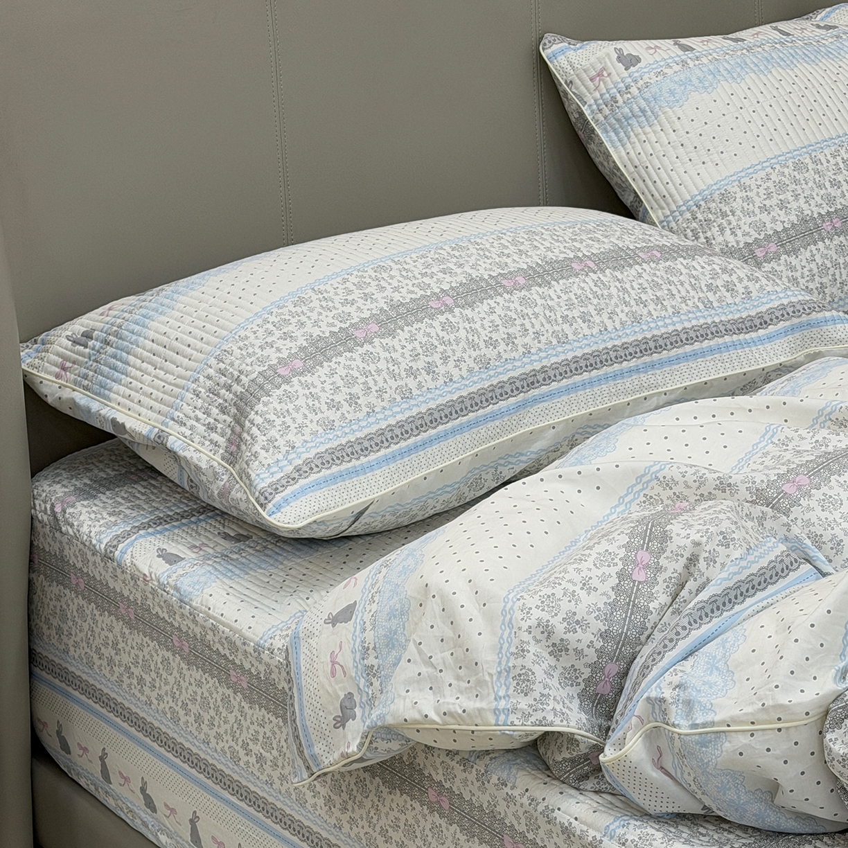 91家纺网 家纺一手货源 找家纺 佰织鑫家居 2026新款全棉夹棉绗缝床笠三件套四件套（会员-5） 竖条小兔