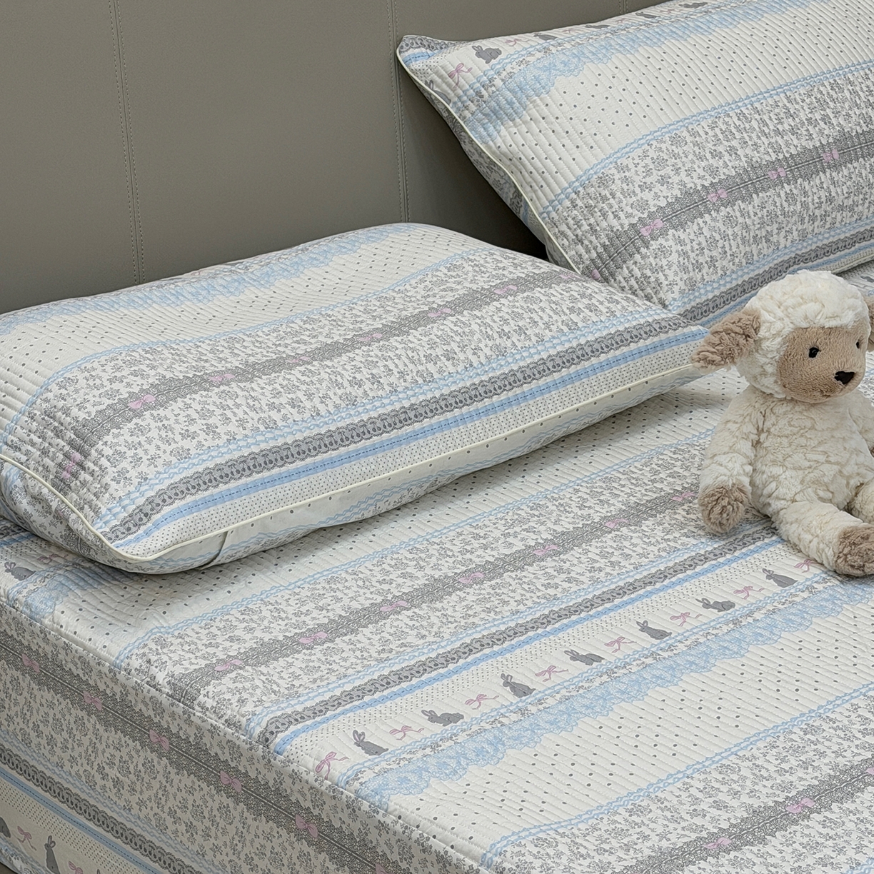 91家纺网 家纺一手货源 找家纺 佰织鑫家居 2026新款全棉夹棉绗缝床笠三件套四件套（会员-5） 竖条小兔