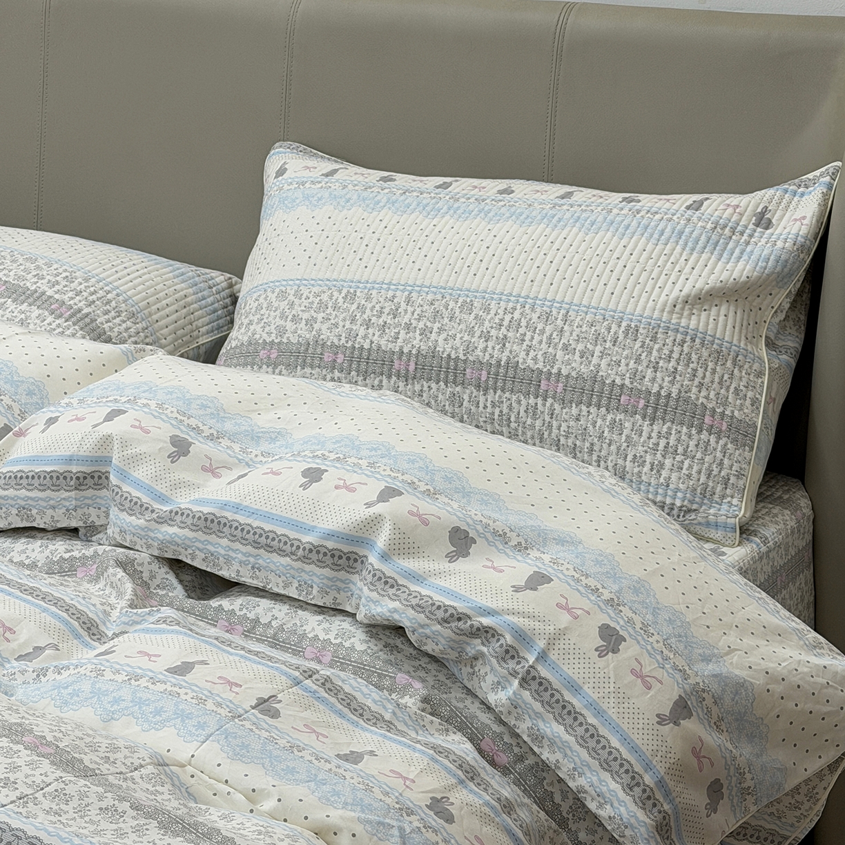 91家纺网 家纺一手货源 找家纺 佰织鑫家居 2026新款全棉夹棉绗缝床笠三件套四件套（会员-5） 竖条小兔