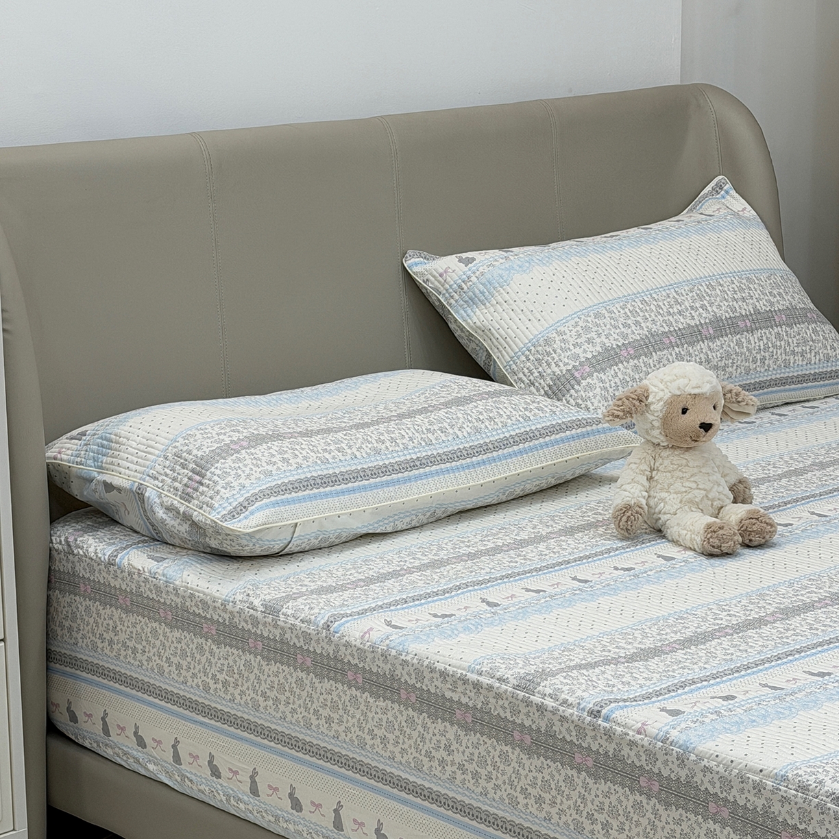 91家纺网 家纺一手货源 找家纺 佰织鑫家居 2026新款全棉夹棉绗缝床笠三件套四件套（会员-5） 竖条小兔