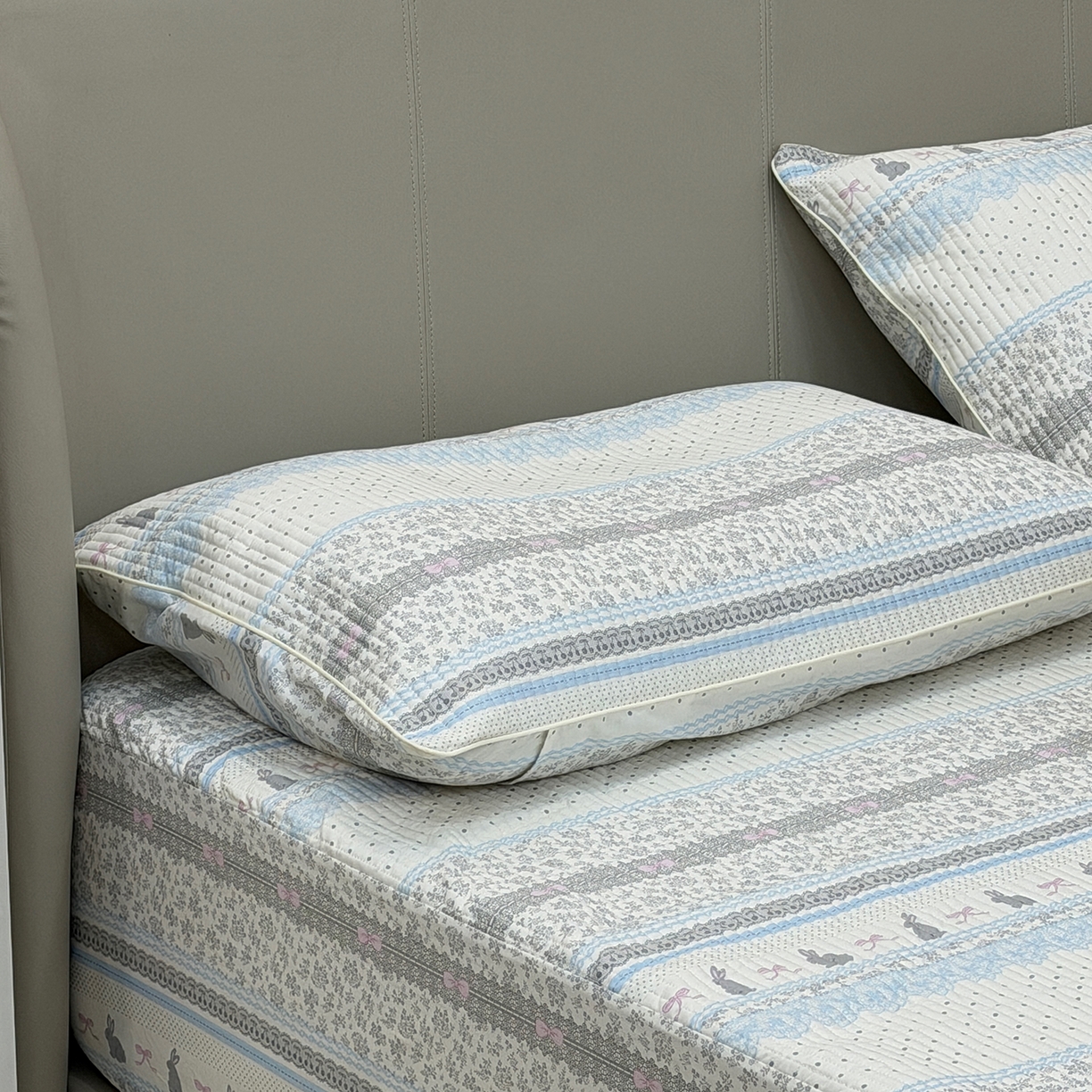 91家纺网 家纺一手货源 找家纺 佰织鑫家居 2026新款全棉夹棉绗缝床笠三件套四件套（会员-5） 竖条小兔