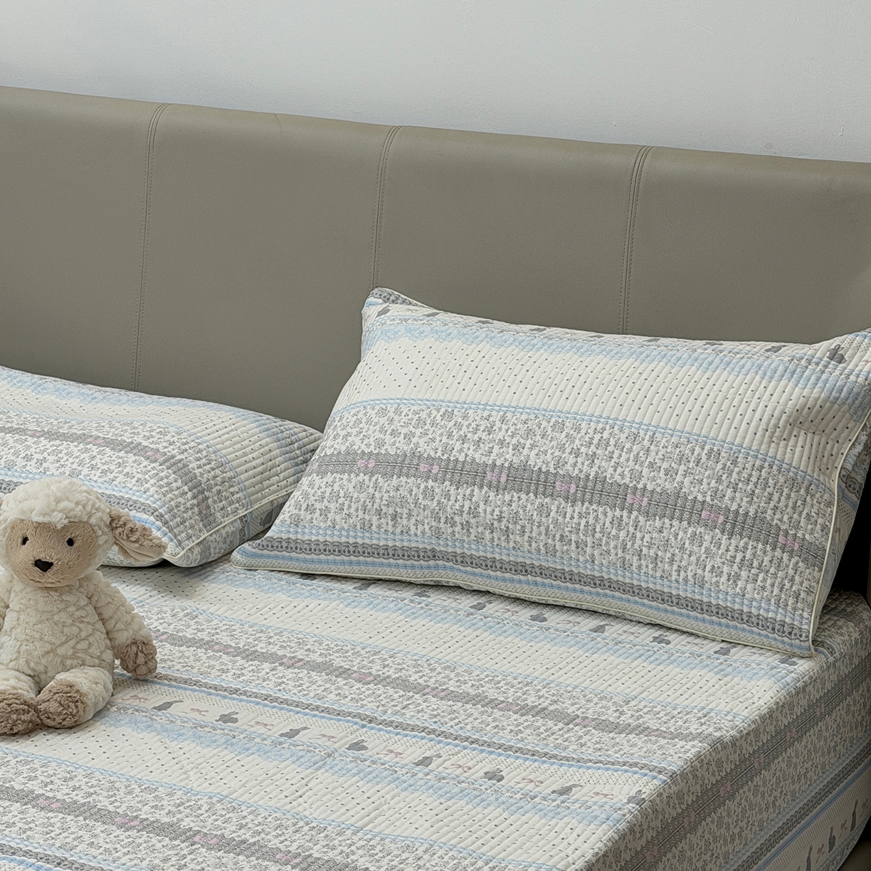 91家纺网 家纺一手货源 找家纺 佰织鑫家居 2026新款全棉夹棉绗缝床笠三件套四件套（会员-5） 竖条小兔