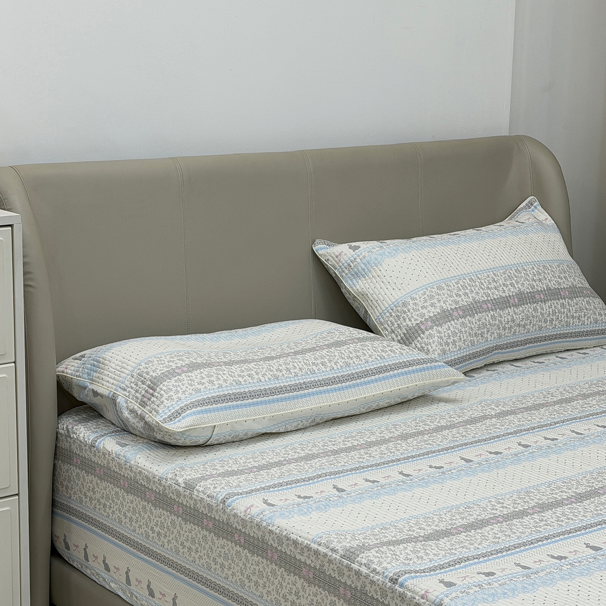 91家纺网 家纺一手货源 找家纺 佰织鑫家居 2026新款全棉夹棉绗缝床笠三件套四件套（会员-5） 竖条小兔