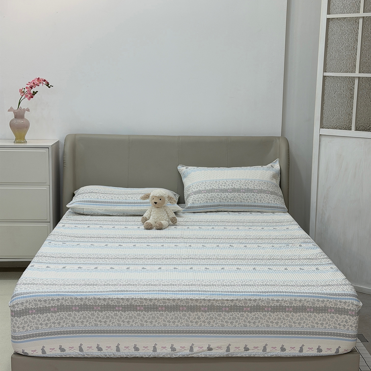 91家纺网 家纺一手货源 找家纺 佰织鑫家居 2026新款全棉夹棉绗缝床笠三件套四件套（会员-5） 竖条小兔