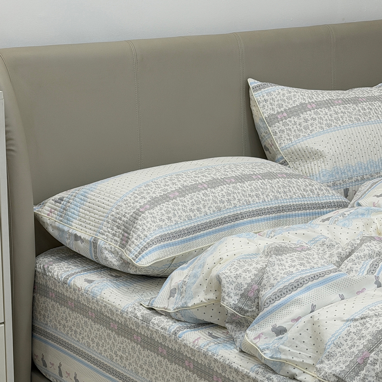 91家纺网 家纺一手货源 找家纺 佰织鑫家居 2026新款全棉夹棉绗缝床笠三件套四件套（会员-5） 竖条小兔