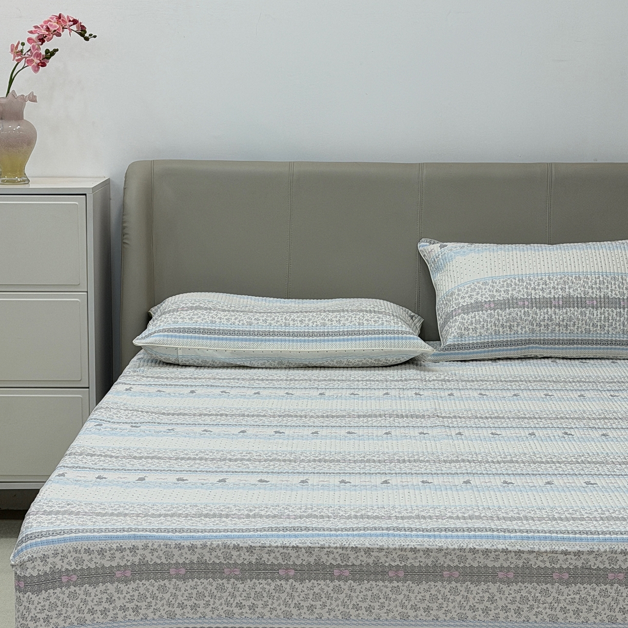 91家纺网 家纺一手货源 找家纺 佰织鑫家居 2026新款全棉夹棉绗缝床笠三件套四件套（会员-5） 竖条小兔