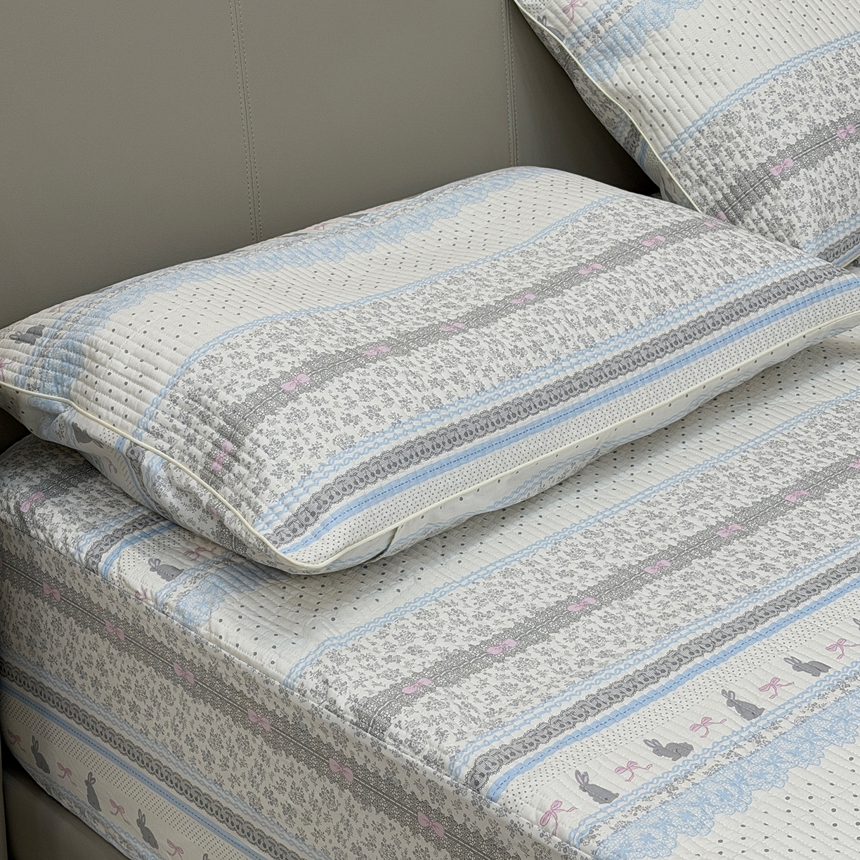 91家纺网 家纺一手货源 找家纺 佰织鑫家居 2026新款全棉夹棉绗缝床笠三件套四件套（会员-5） 竖条小兔