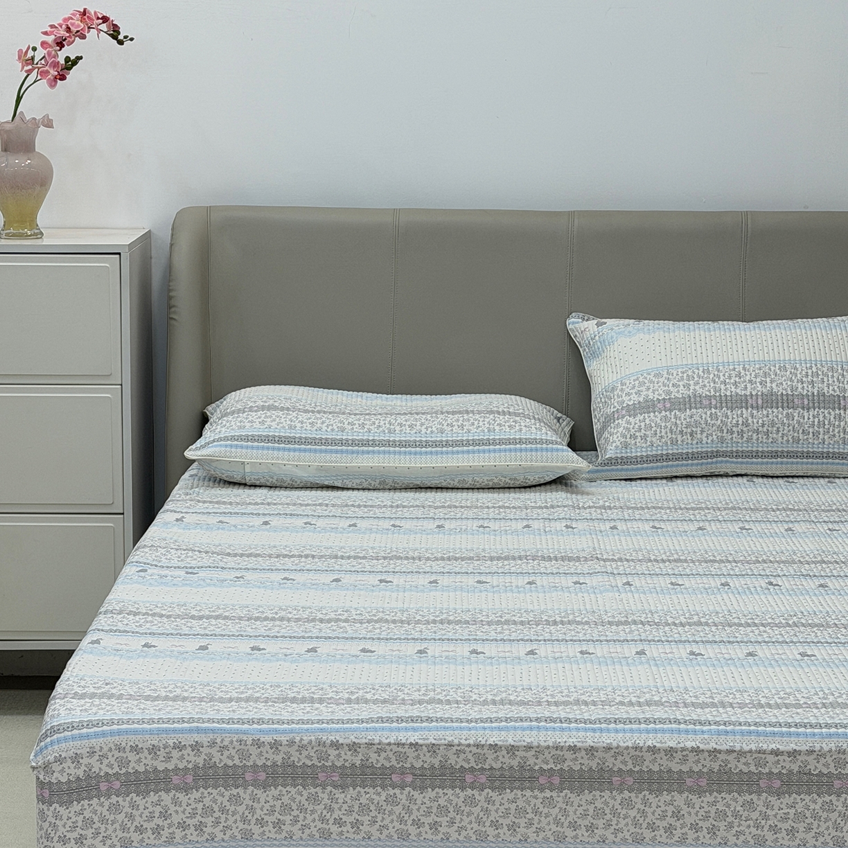 91家纺网 家纺一手货源 找家纺 佰织鑫家居 2026新款全棉夹棉绗缝床笠三件套四件套（会员-5） 竖条小兔