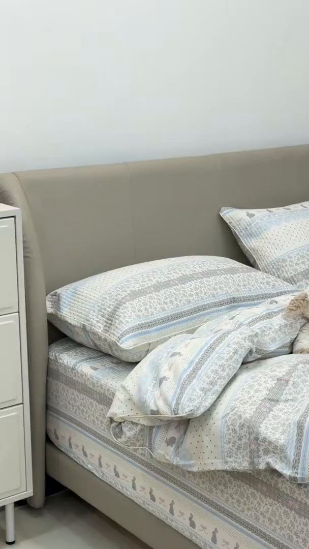 91家纺网 家纺一手货源 找家纺 佰织鑫家居 2026新款全棉夹棉绗缝床笠三件套四件套（会员-5） 竖条小兔