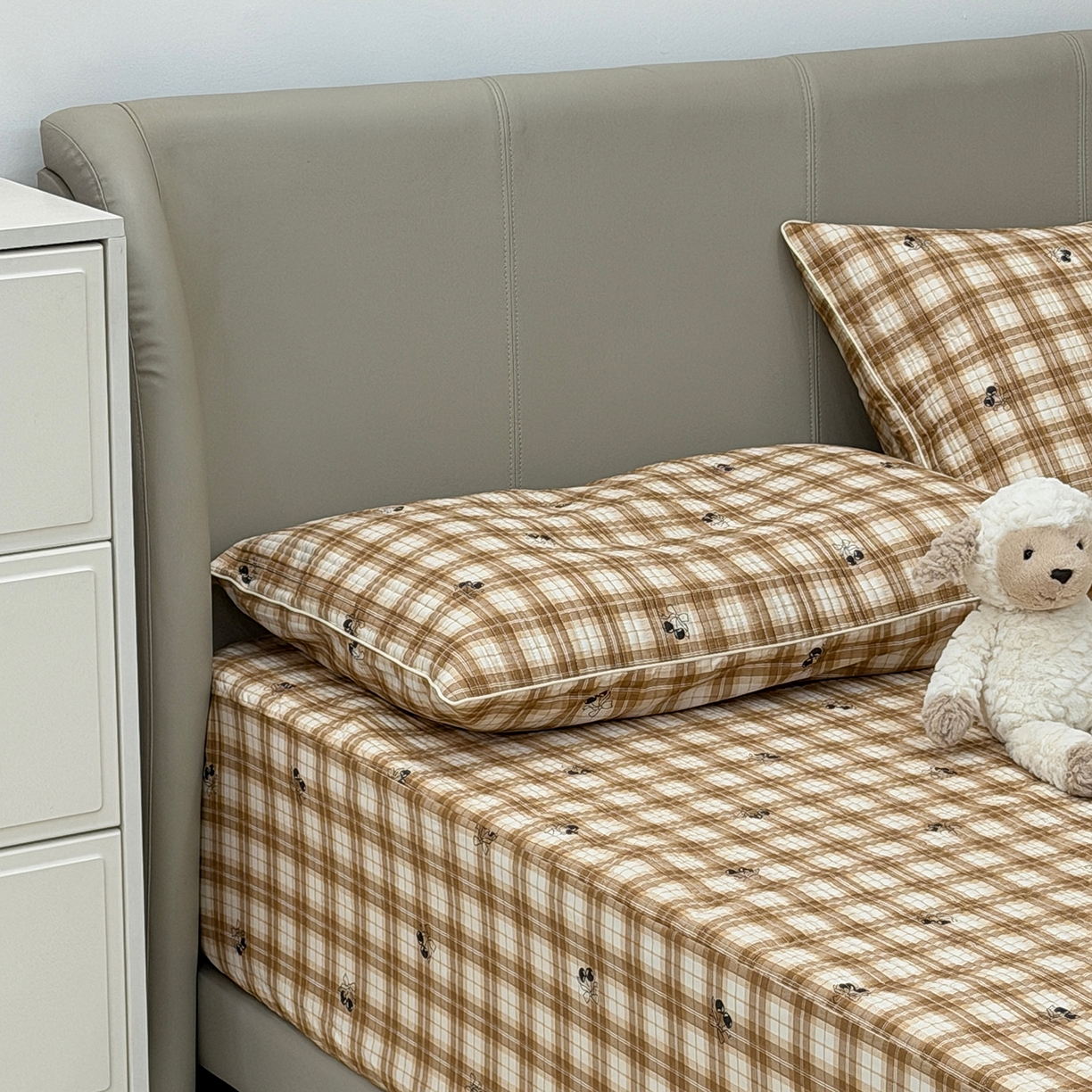 91家纺网 家纺一手货源 找家纺 佰织鑫家居 2026新款全棉夹棉绗缝床笠三件套四件套（会员-5） 格子樱桃