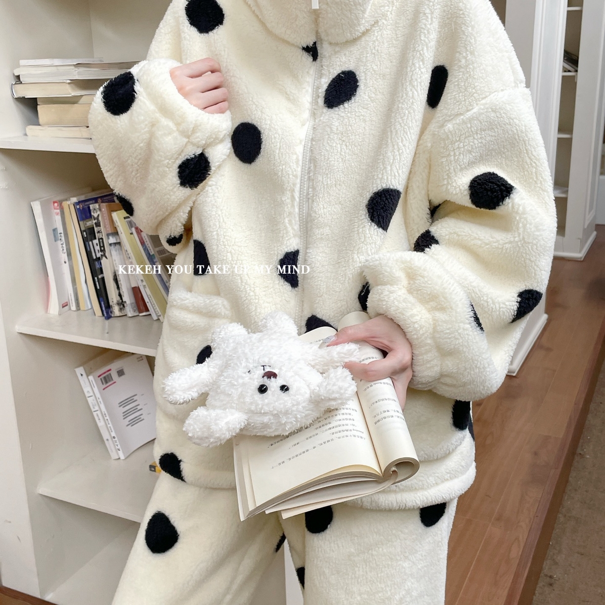 91家纺网 家纺一手货源 找家纺 妍景家居生活馆 2026新款米粒绒秋冬家居服睡衣套装 波点