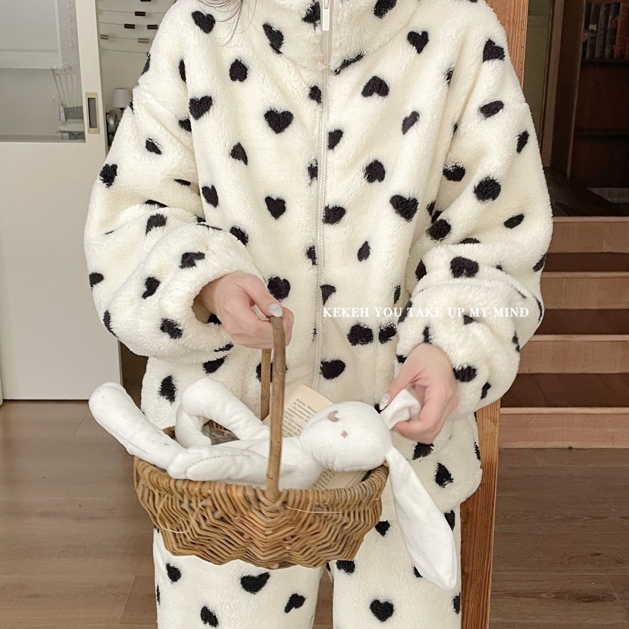 91家纺网 家纺一手货源 找家纺 妍景家居生活馆 2026新款米粒绒秋冬家居服睡衣套装 爱心