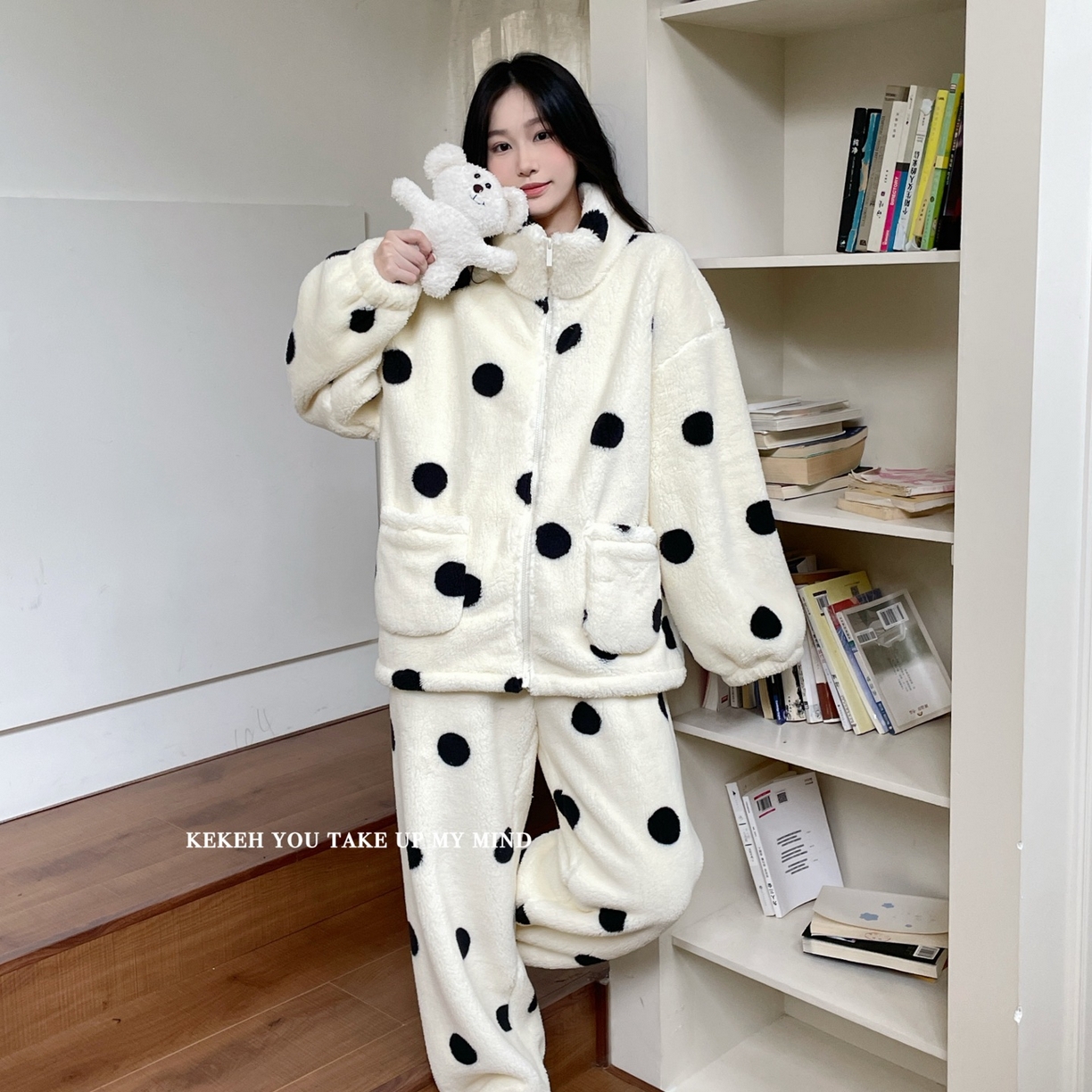 91家纺网 家纺一手货源 找家纺 妍景家居生活馆 2026新款米粒绒秋冬家居服睡衣套装 波点